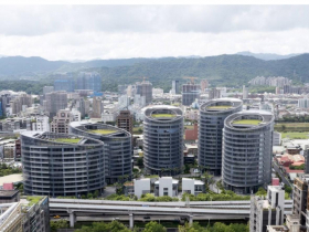 5千個台塑人搬內湖，3幹道塞爆、3千多人搭公車擠不上去…照片曝人龍超長，遲到請假可放寬！